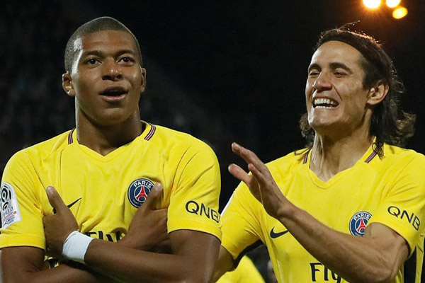 CETAK GOL & CEDERA, CAVANI DEKATI MBAPPE TOP SKOR LIGUE 1