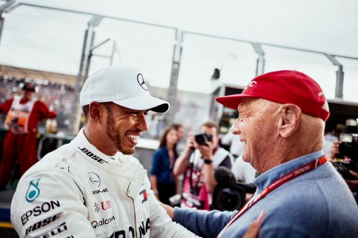 LEWIS HAMILTON DEDIKASIKAN KEMENANGAN UNTUK MENDIANG NIKI LAUDA