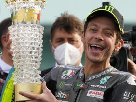 JANGAN HERAN! VALENTINO ROSSI JANJI MASIH BALAPAN TAHUN DEPAN